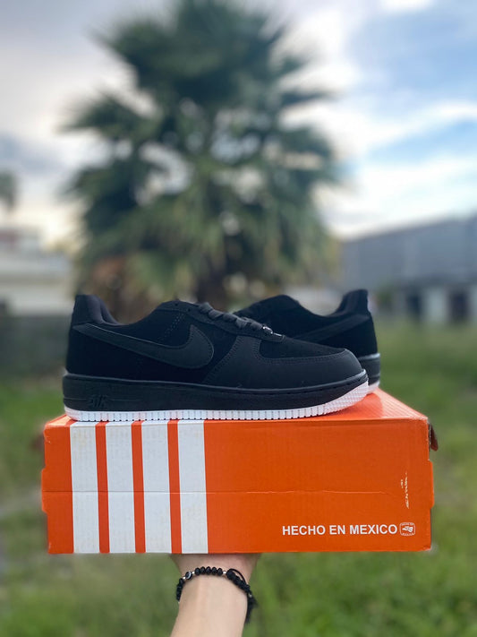 Af1 negro suela blanca